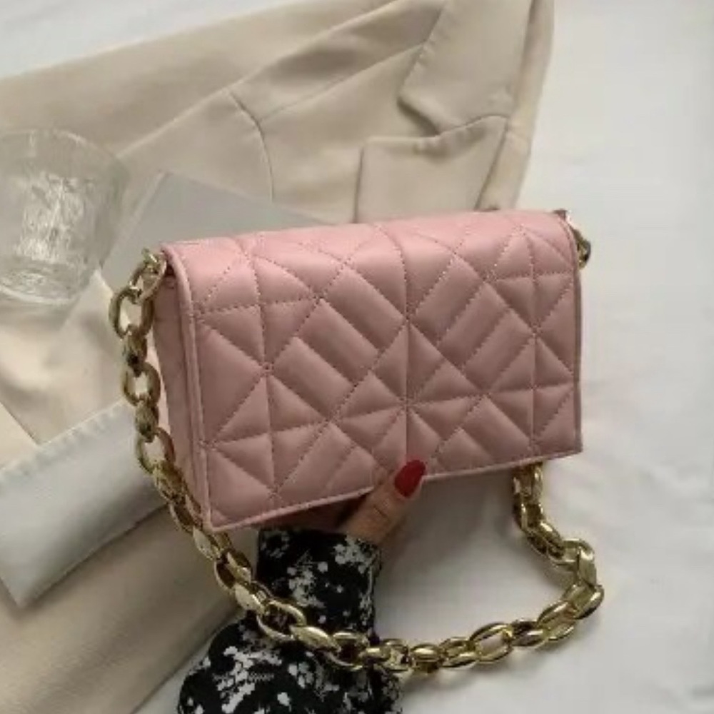 ✨💖Versatile:pink, quilted shoulder bag with a gold  tone chain strap✨